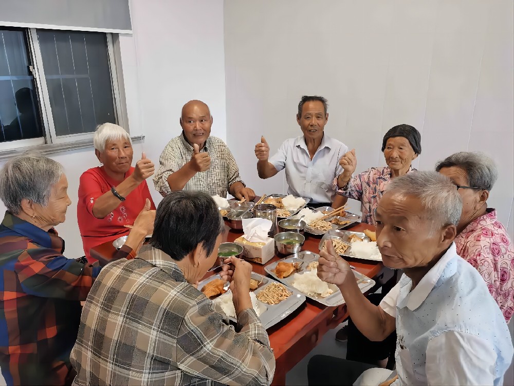 長(zhǎng)者幸福小食堂，每頓僅需2元錢就能吃上可口的飯菜